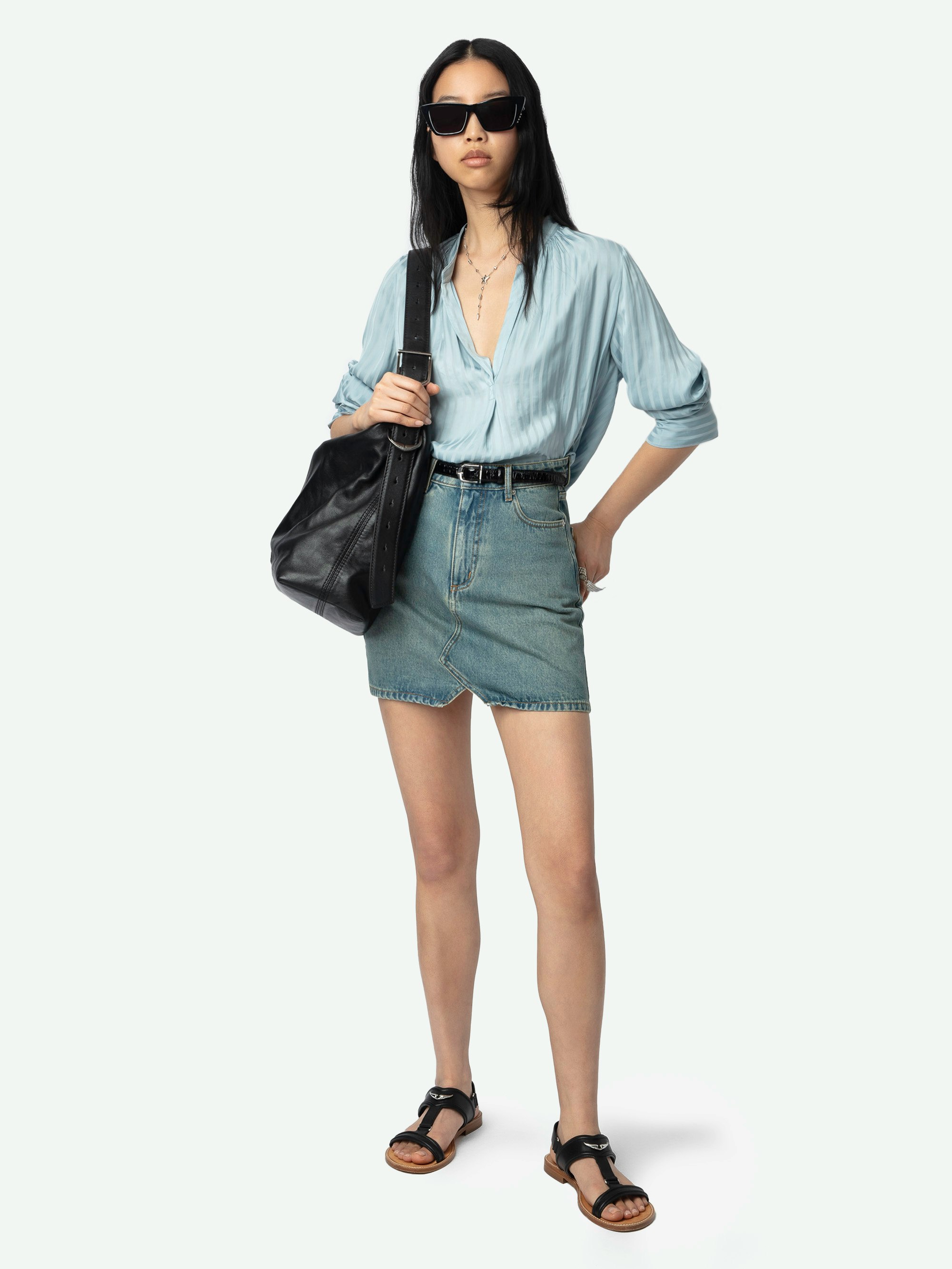 Blouse Tink Satin - Blouse en satin jacquard rayures à col ouvert, manches longues et détails froncés.