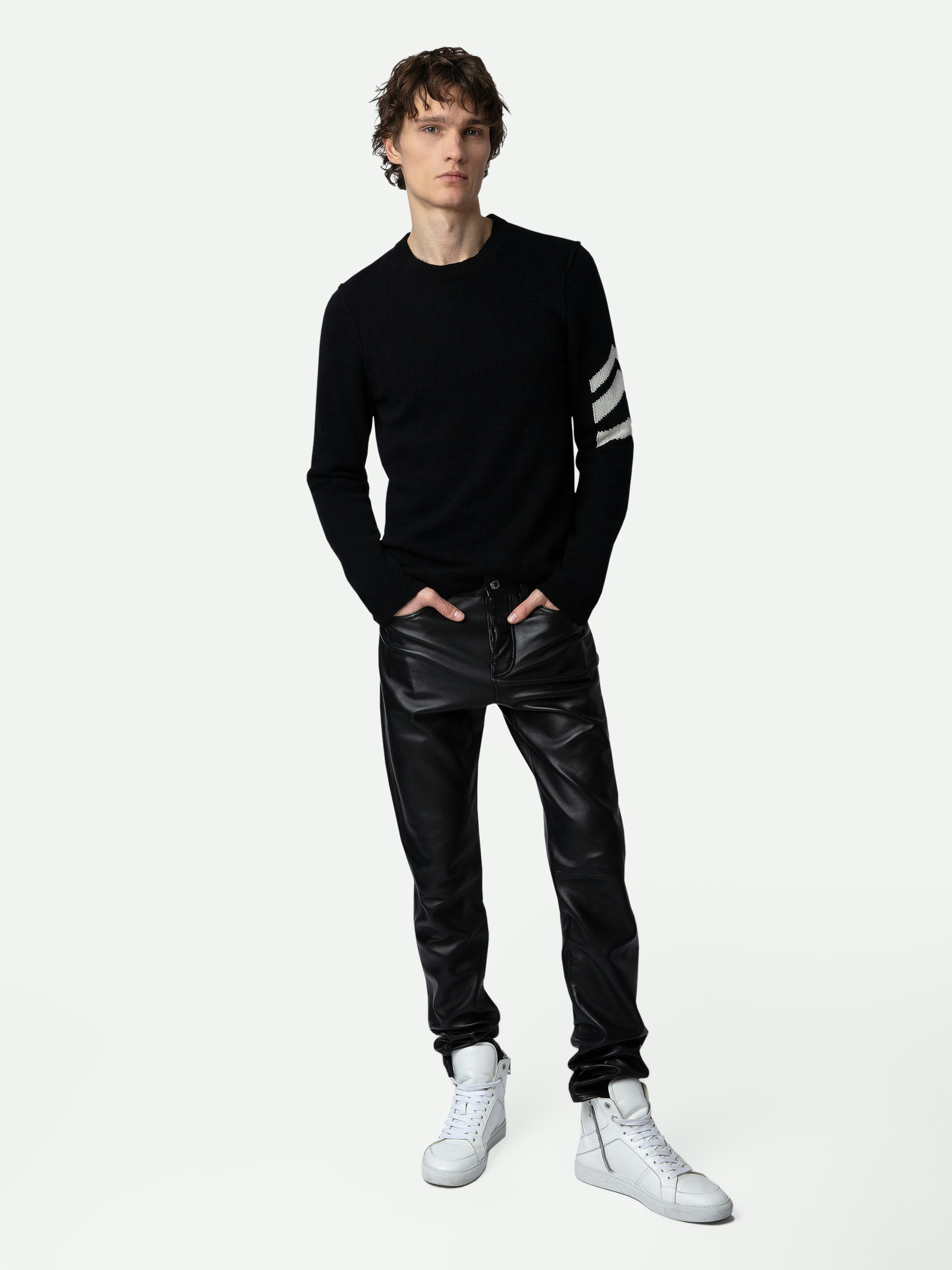 Maglione Kennedy 100% Cashmere - Maglia nera in 100% cachemire con maniche lunghe e freccia sul braccio sinistro.